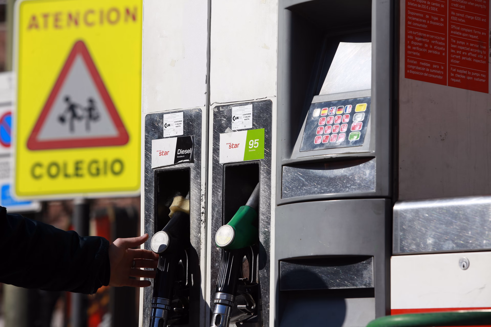 ¿Cómo afecta el tráfico intenso a la contaminación de la gasolinera?