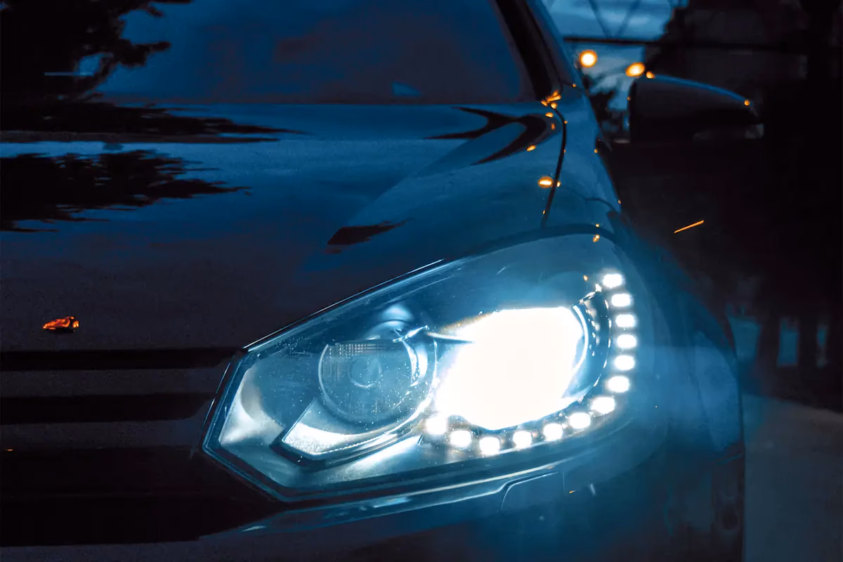 ¿Qué le pasó a un auto con las luces encendidas?