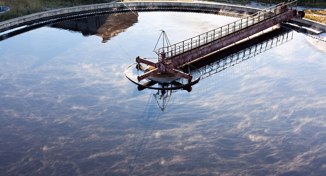 ¿Cómo funciona el tratamiento de aguas a base de fangos activados?