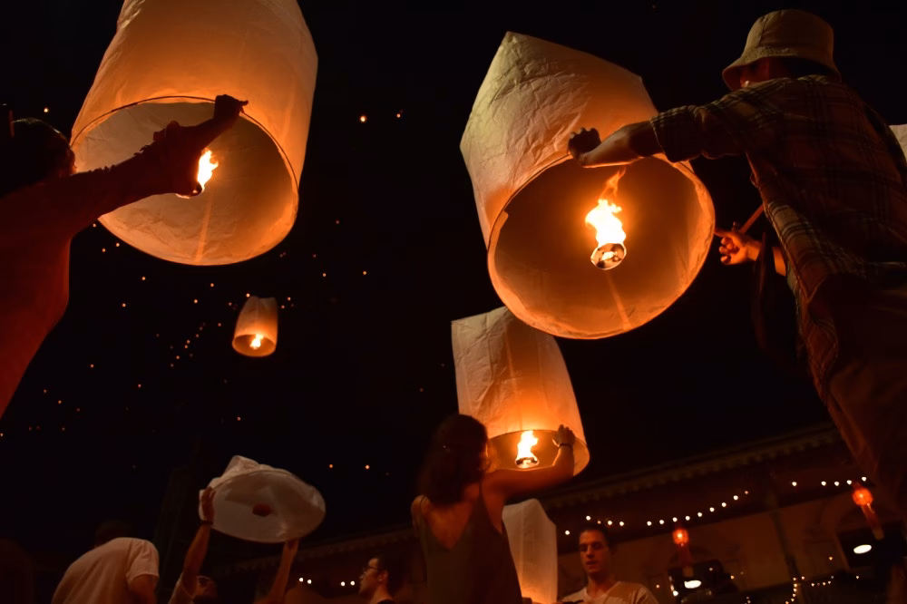 ¿Qué se expresa al ofrecer canastas flotantes en Loi Krathong?
