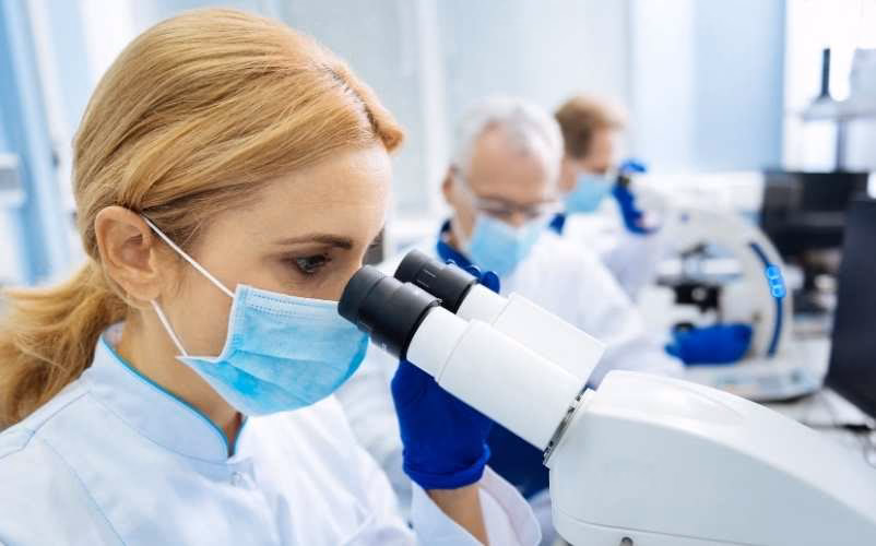 ¿Cuáles son las propiedades químicas de los aldehídos y cetonas?