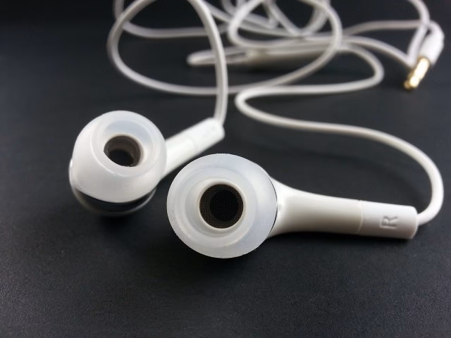 ¿Cómo afecta el líquido a los auriculares?
