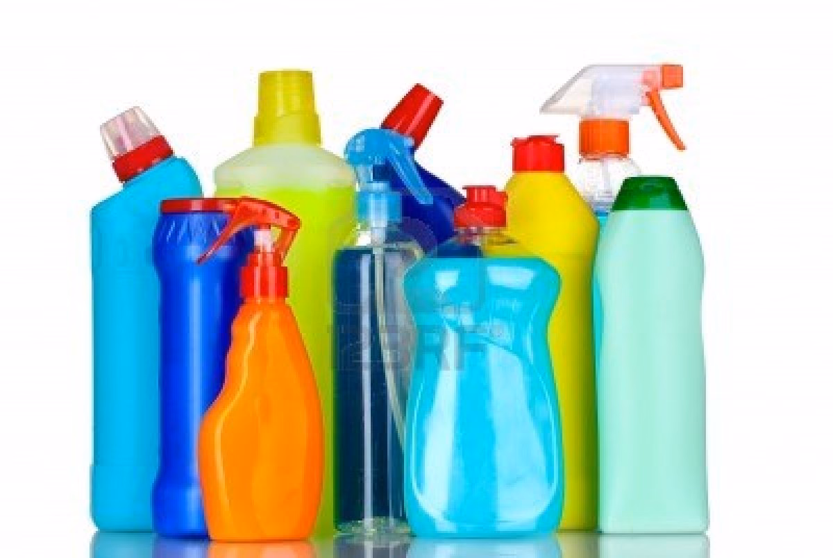 ¿Qué compuestos contienen los productos detergentes y desinfectantes?