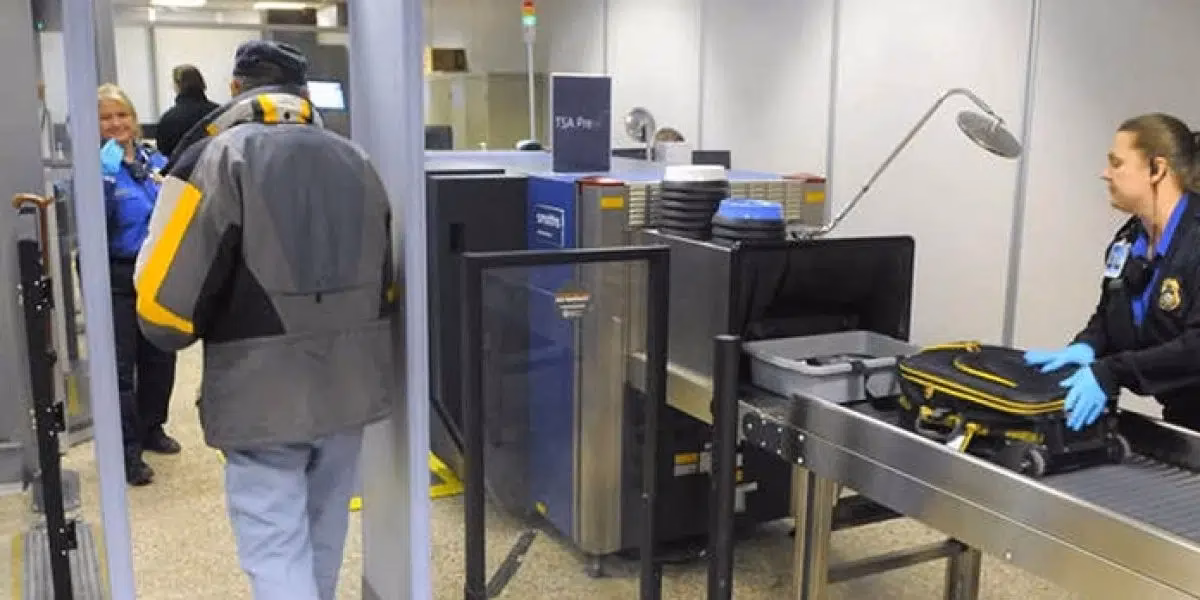 ¿Qué busca la policía cuando pasas por el escáner del aeropuerto?