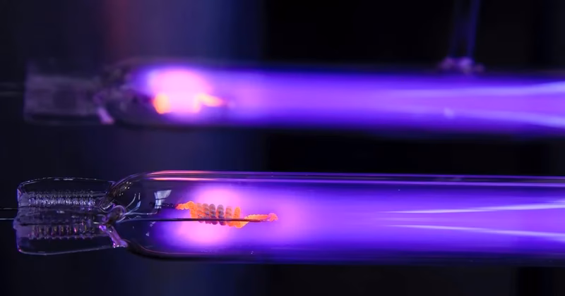 ¿Cómo hacer una fuente de luz ultravioleta casera?