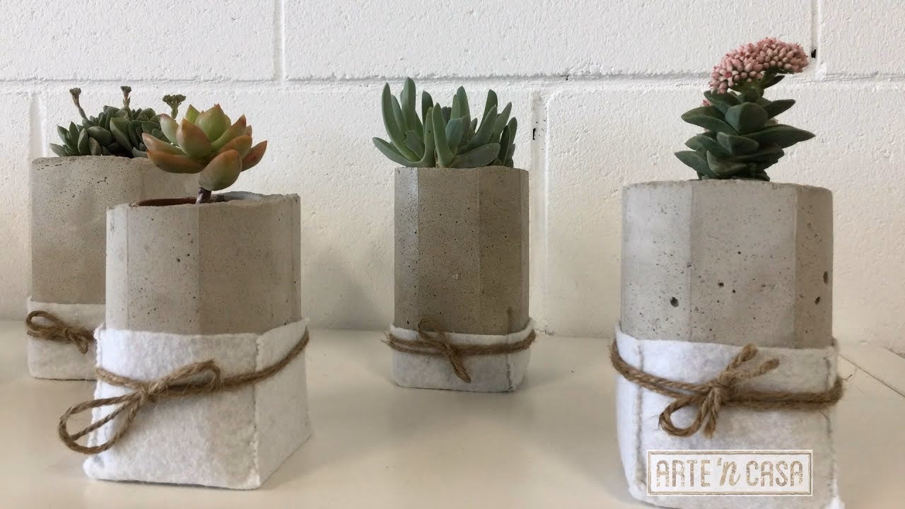 ¿Qué material se puede usar para decorar maceteros de cemento?