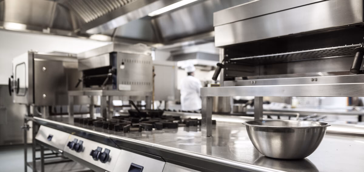 ¿Cuáles son los riesgos de contaminación alimentaria en la cocina?