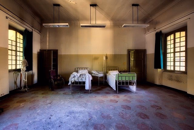 ¿Cómo se clasifican las condiciones de trabajo en Enfermería y médicos?