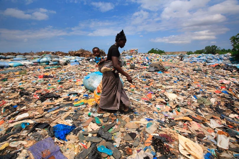 ¿Cómo afecta la degradación de los recursos naturales a la población más pobre?