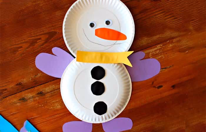 ¿Cómo pueden los niños crear un robot reciclado?