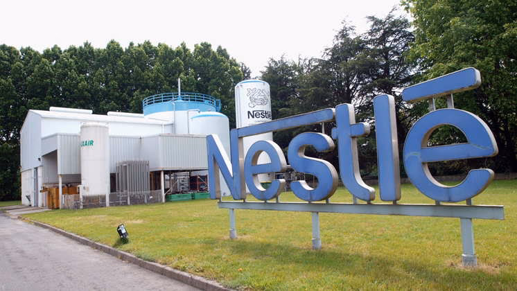 ¿Cuál es el compromiso de Nestlé con las emisiones de gases de efecto invernadero?