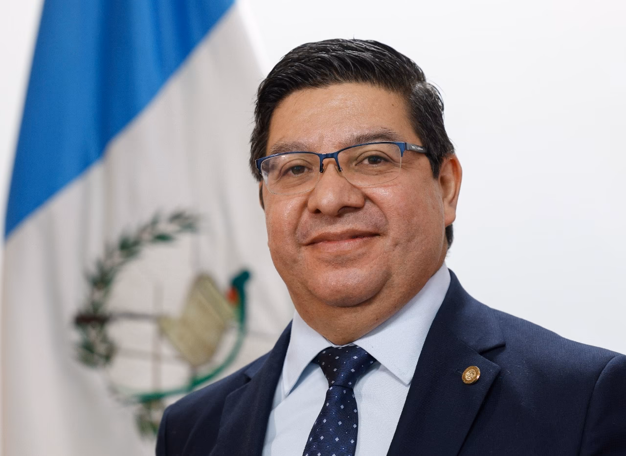¿Quién es el ministro de Medio Ambiente y Recursos Naturales?