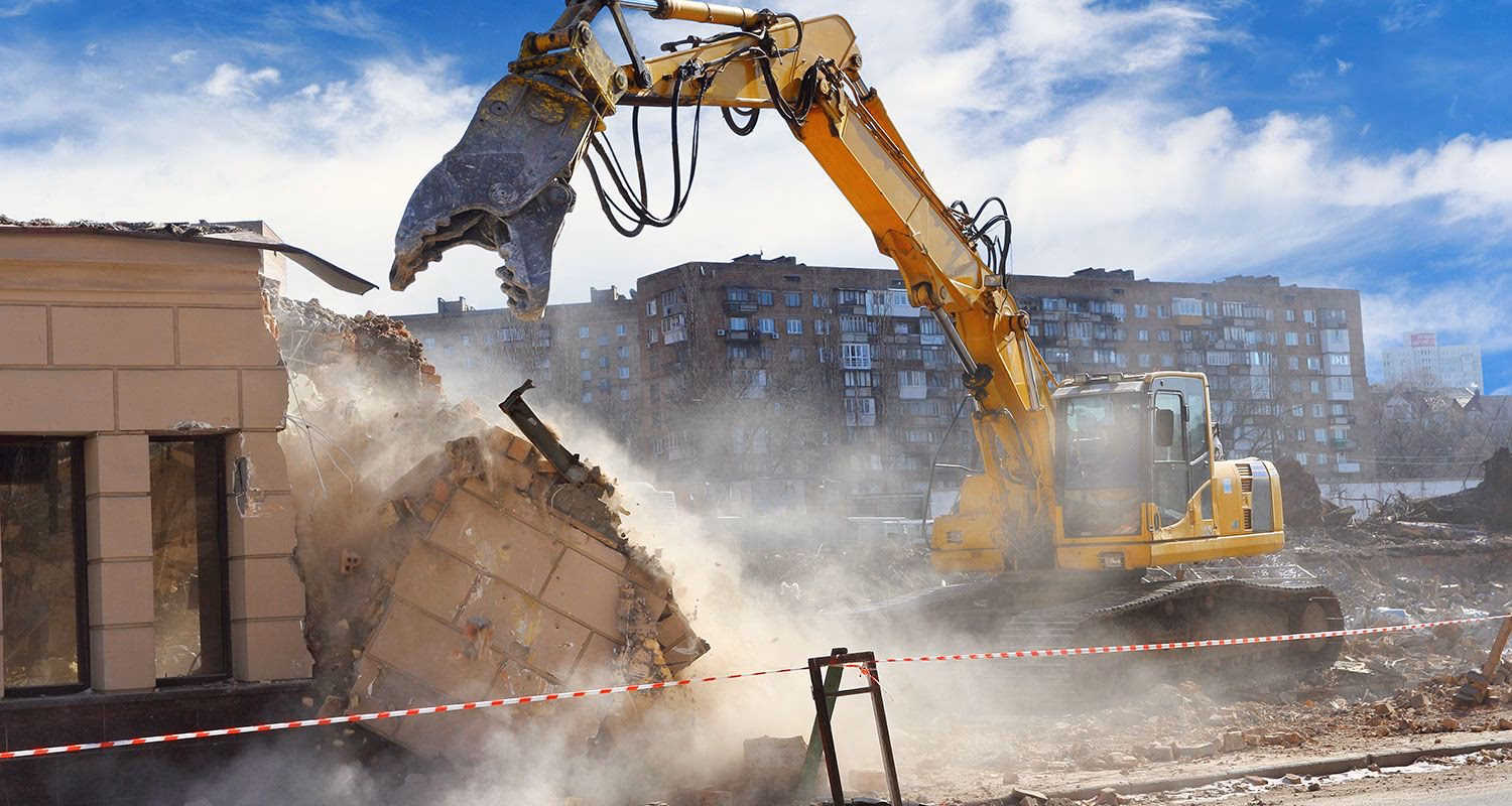 ¿Cuáles son las causas de las emisiones al agua en las obras de construcción?