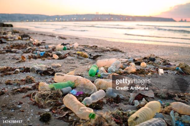 How many free ocean pollution images are there?