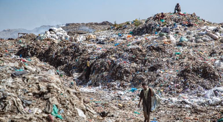 ¿Cómo reducir la contaminación por plástico en 2040?