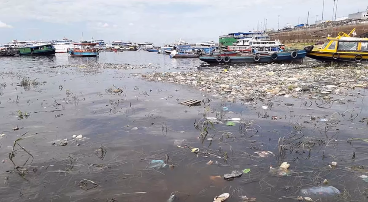 ¿Cuáles son los compuestos contaminantes en el agua de los ríos?