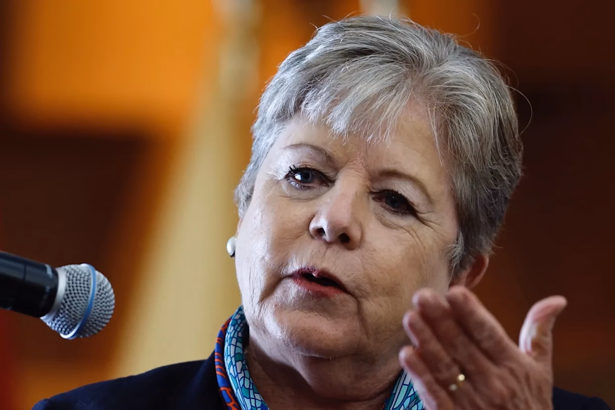 ¿Quién es la Secretaria de política ambiental en recursos naturales?