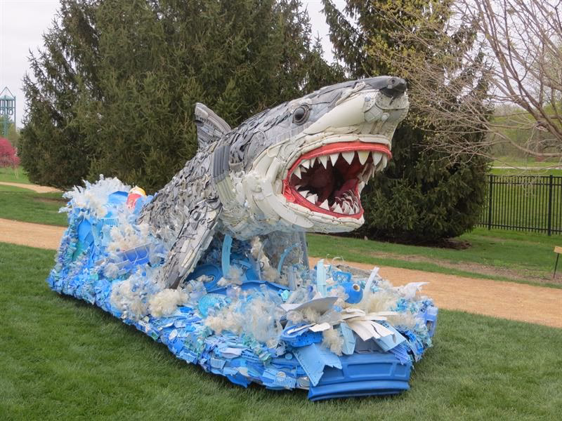 ¿Cuántas esculturas de animales marinos han creado Pozzi y Washed Ashore?