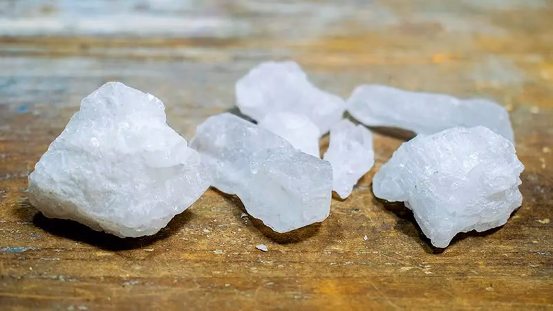 ¿Qué contiene la piedra sintética de alumbre?