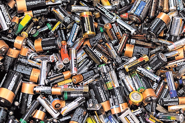 ¿Cuáles son las causas de la corrosión de las pilas?