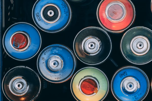 ¿Qué es el contenido de disolventes excluidos en la pintura?