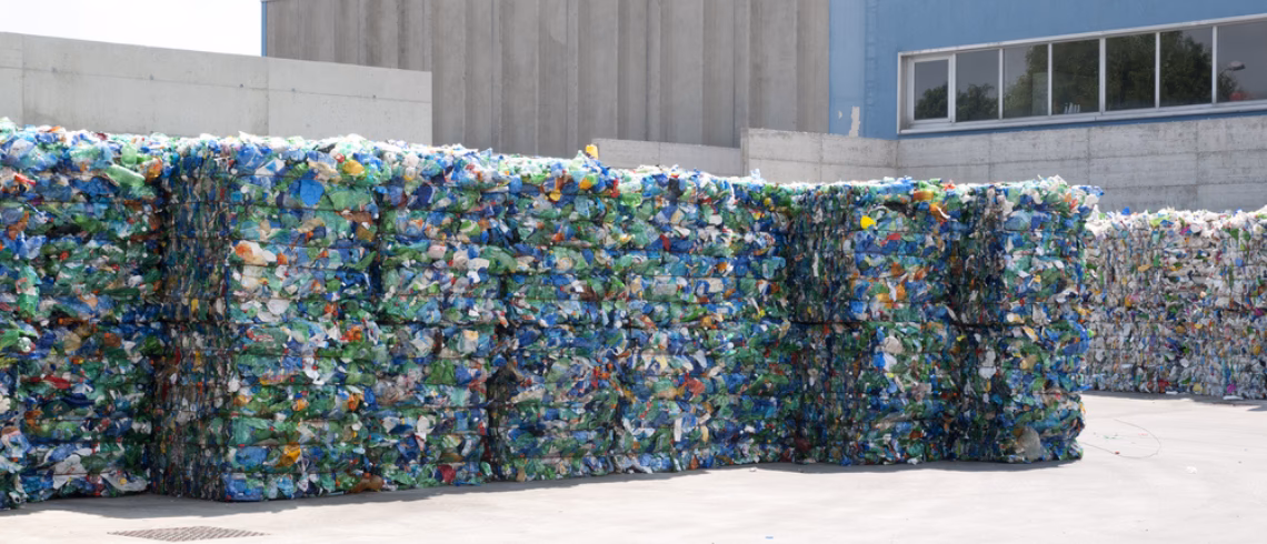 ¿Por qué es importante rellenar botellas con plástico?