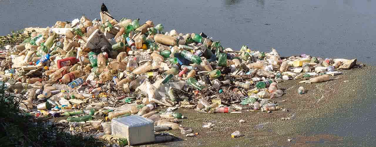 How much plastic pollution is in our oceans a year?