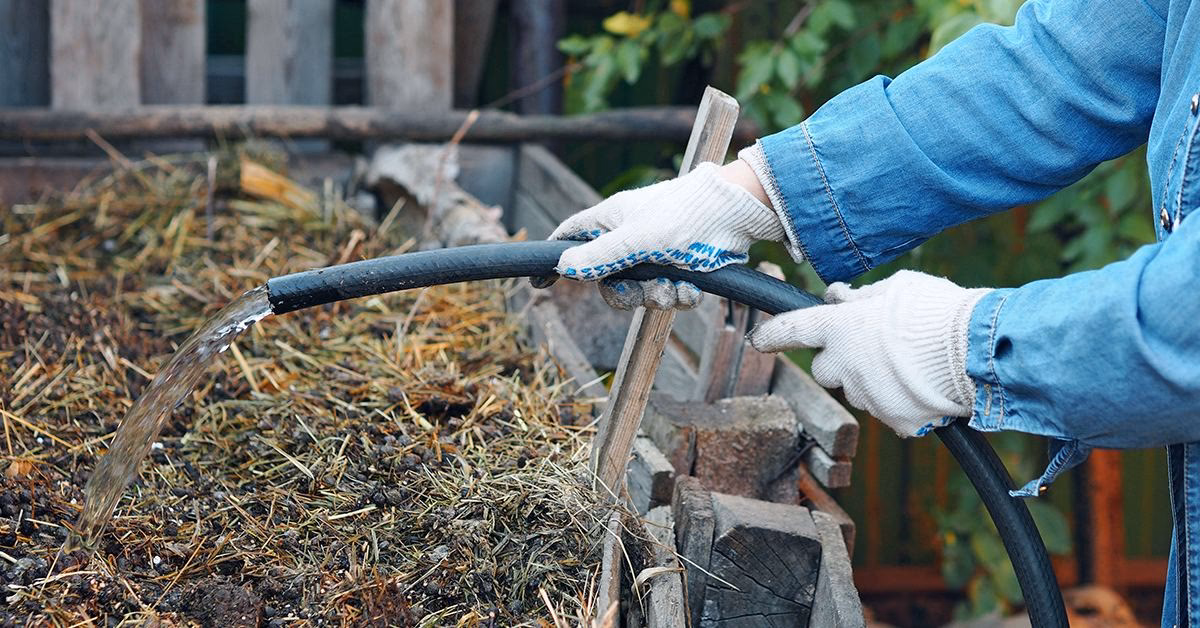 ¿Cuáles son los contaminantes liberados por el estiércol hacia la atmósfera?