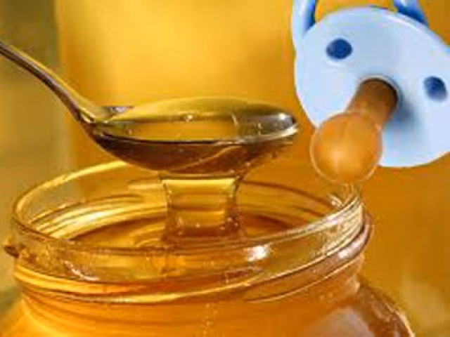 ¿Cómo se trata la miel para destruir las esporas de Clostridium botulinum?