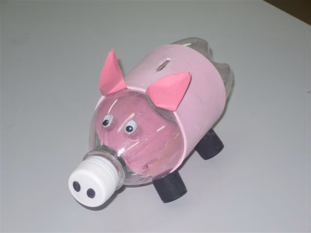 ¿Cómo se puede meter dinero con una alcancía con botellas plásticas?