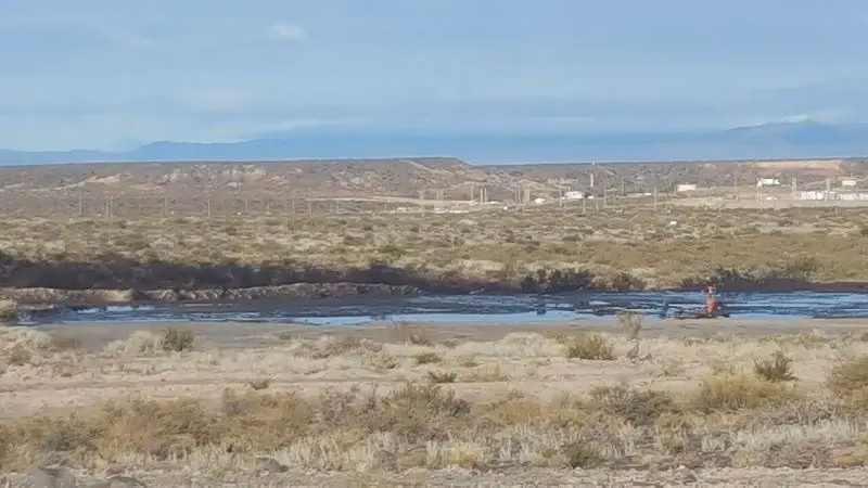 ¿Cuál es la región con mayor cantidad de sitios impactados por derrames de petróleo?