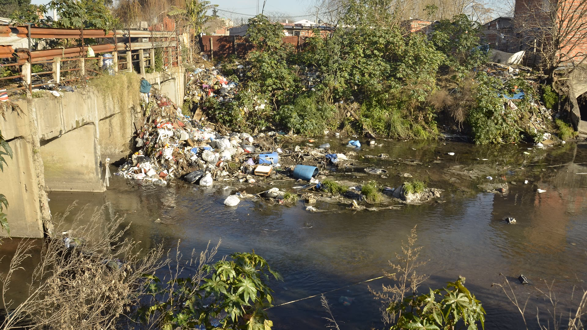 ¿Cuántas personas viven en la cuenca del arroyo Morón?
