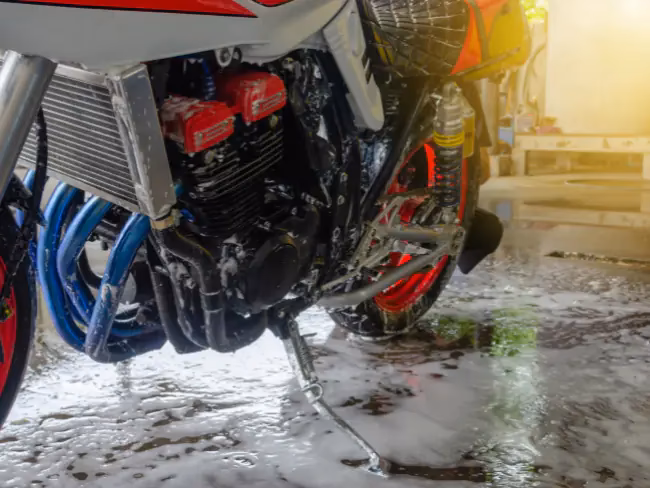 ¿Cómo saber si la gasolina está contaminada en mi moto?