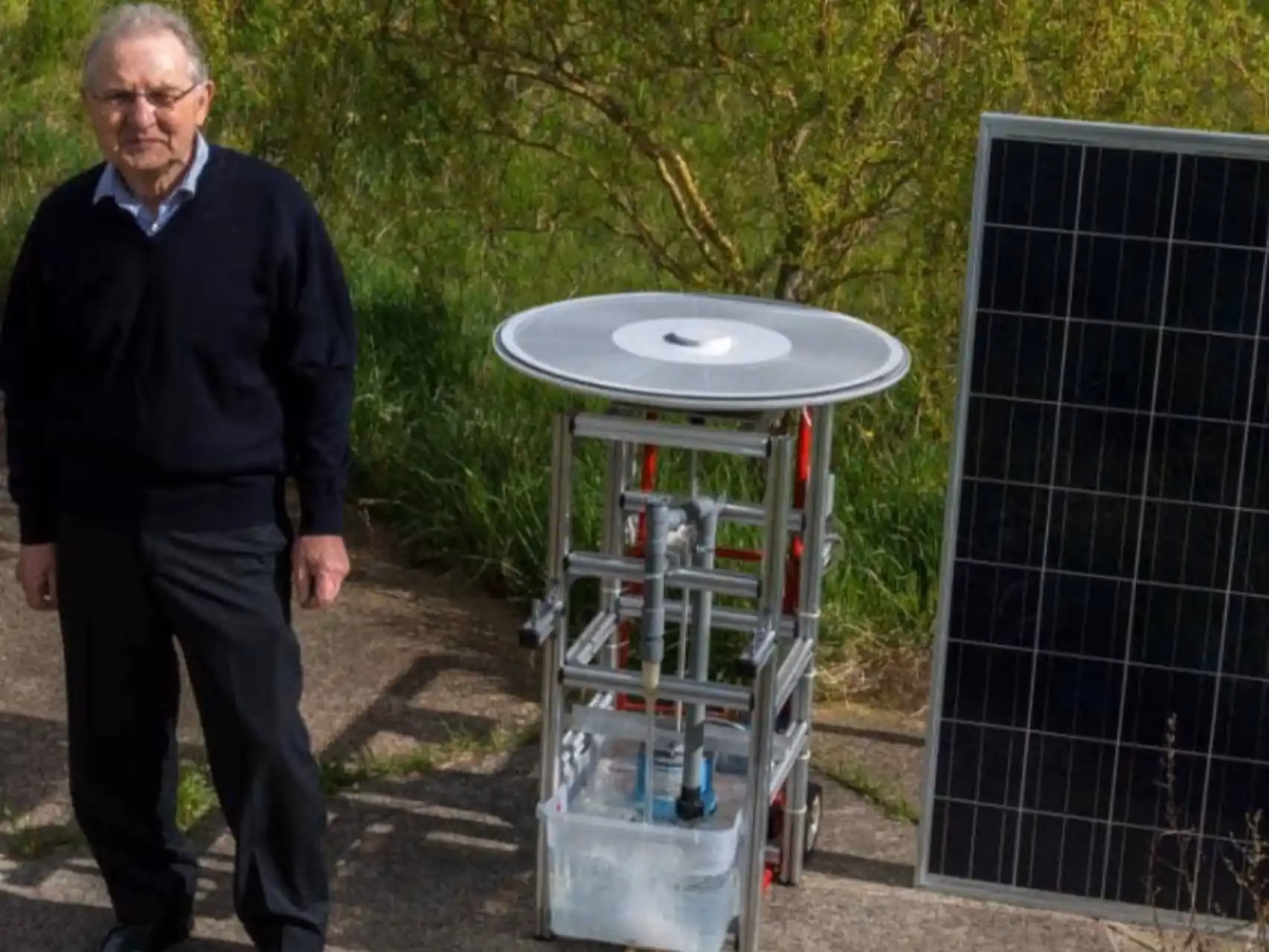 ¿Cómo se puede mantener y cuidar el sistema de energía solar para motores?