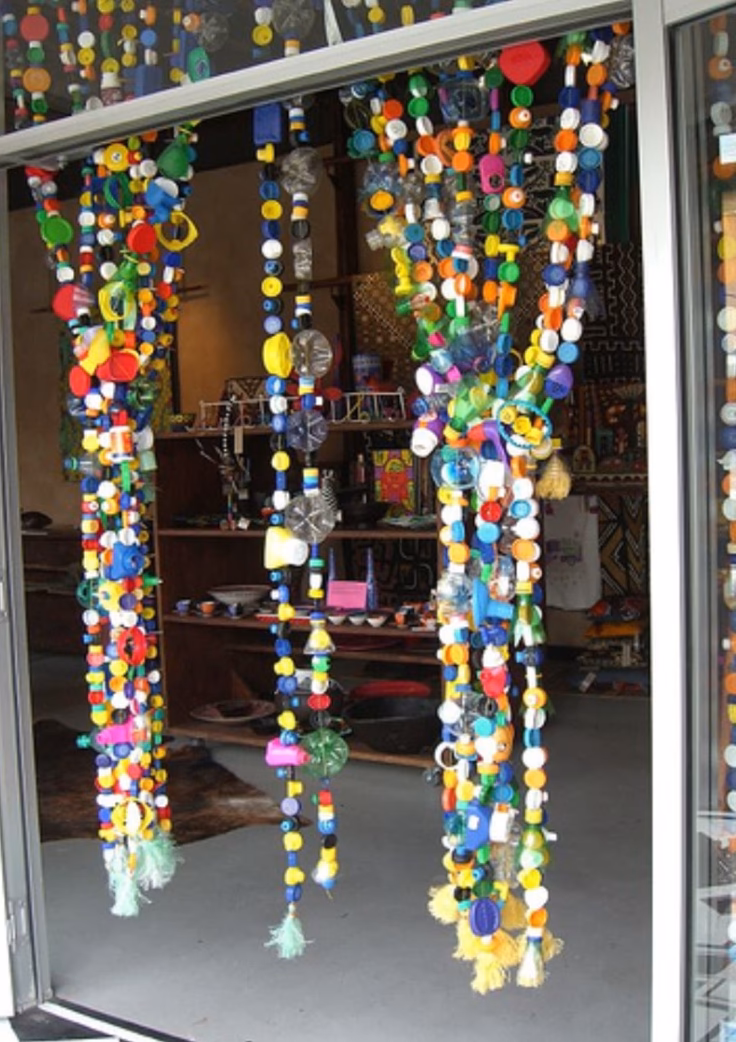 ¿Cómo decorar una cortina con botellas trasparentes?