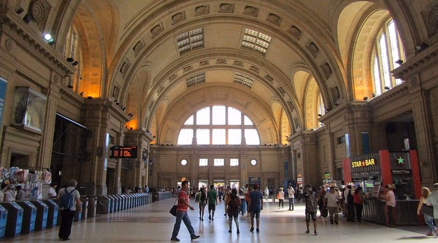 ¿Qué atractivos ofrece la estación Constitución de la línea C?