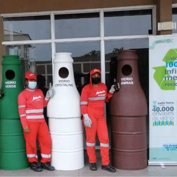 ¿Cómo personalizar vasos con botellas de vidrio recicladas?