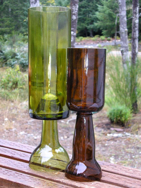 ¿Dónde se colocan las copas de agua y vino?