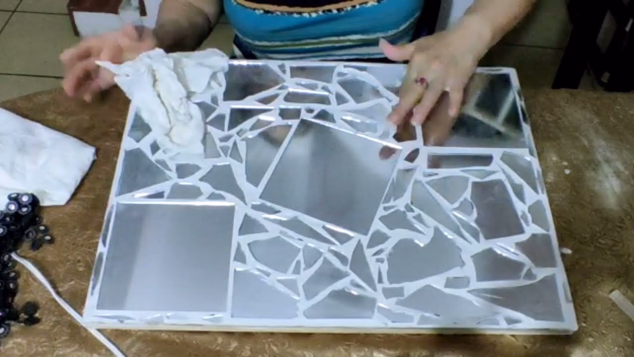 ¿Cómo limpiar un espejo roto?