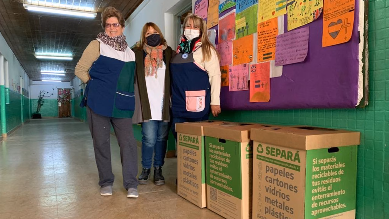 ¿Qué dificulta el reciclaje de papeles brillantes?