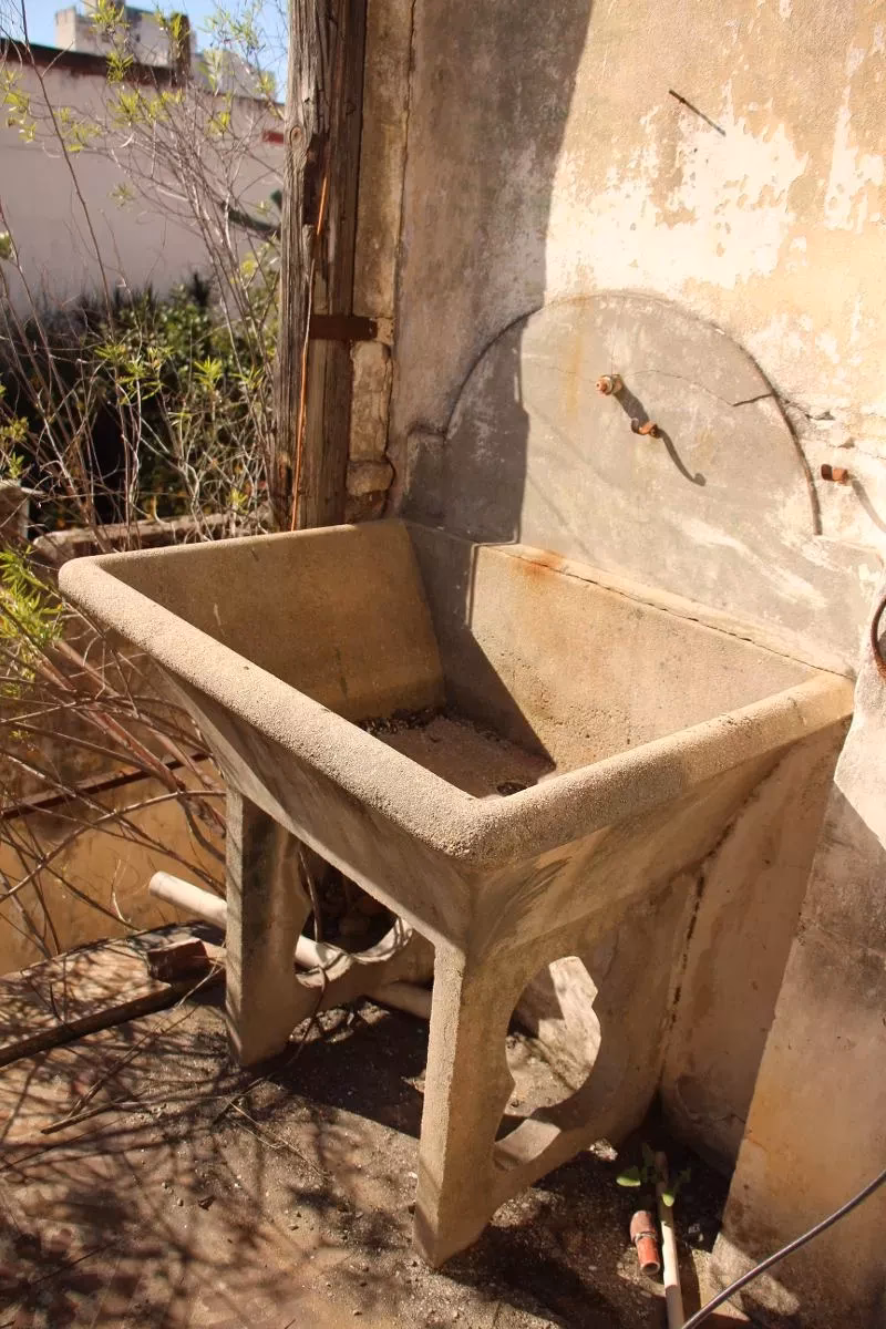 ¿Cómo se limpia una pileta de material?