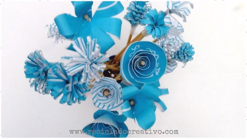 ¿Cómo hacer una flor de cartulina?