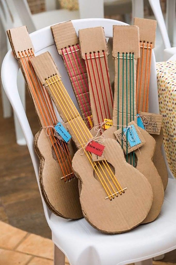 ¿Cómo se pueden crear instrumentos de cuerda a partir de materiales reciclados?