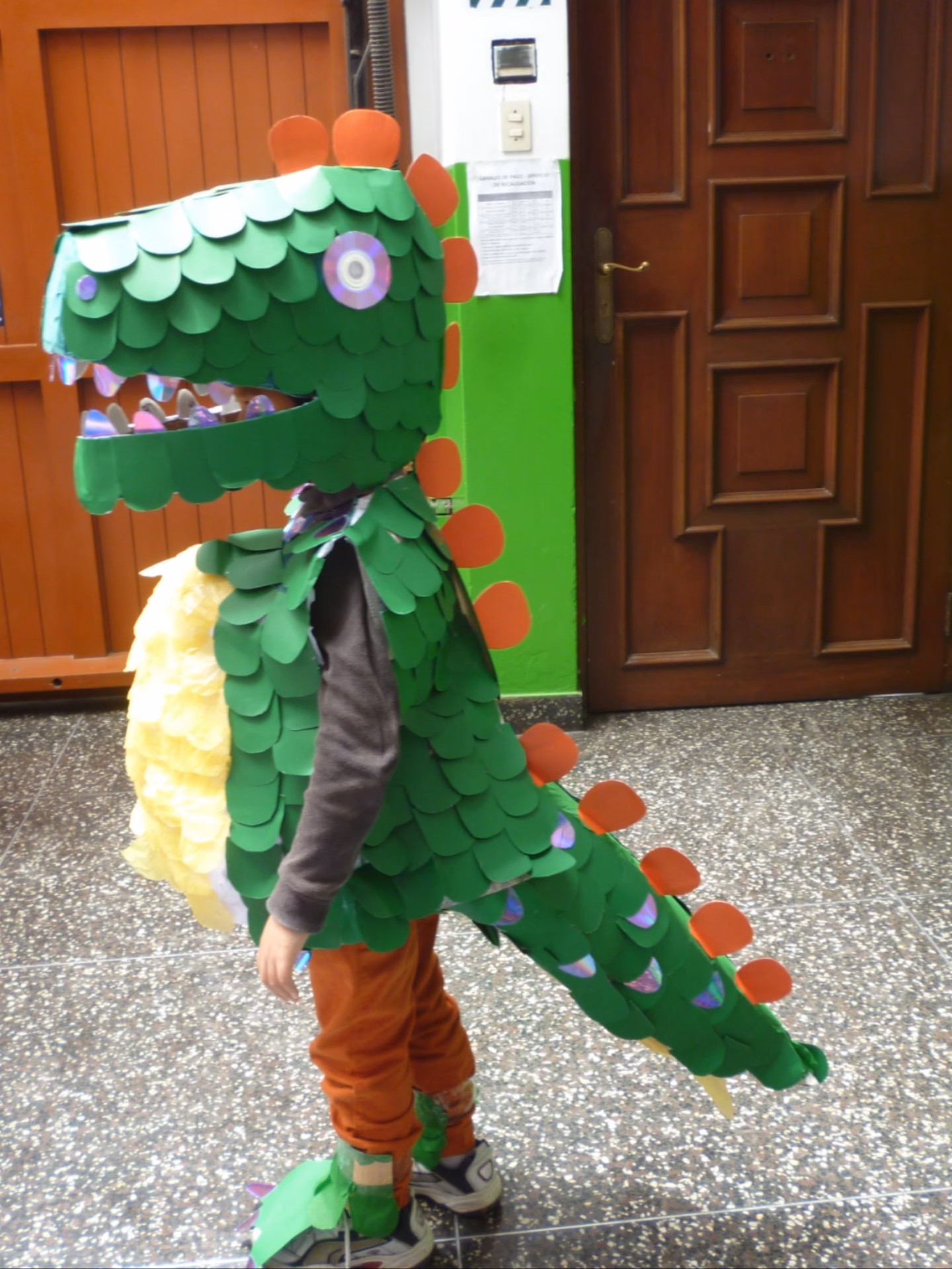 ¿Cómo se cubre la cola del disfraz de dinosaurio?