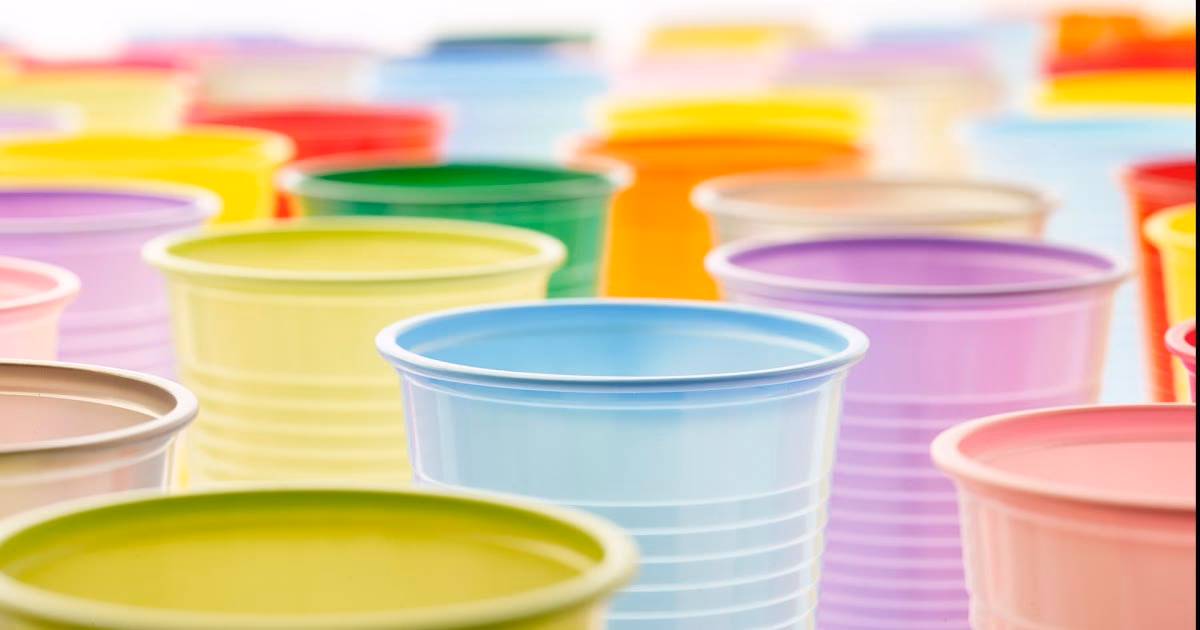 ¿Qué son los vasos de plástico personalizados baratos?
