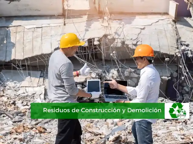 ¿Cómo se deben remover los rellenos contaminados con escombros?