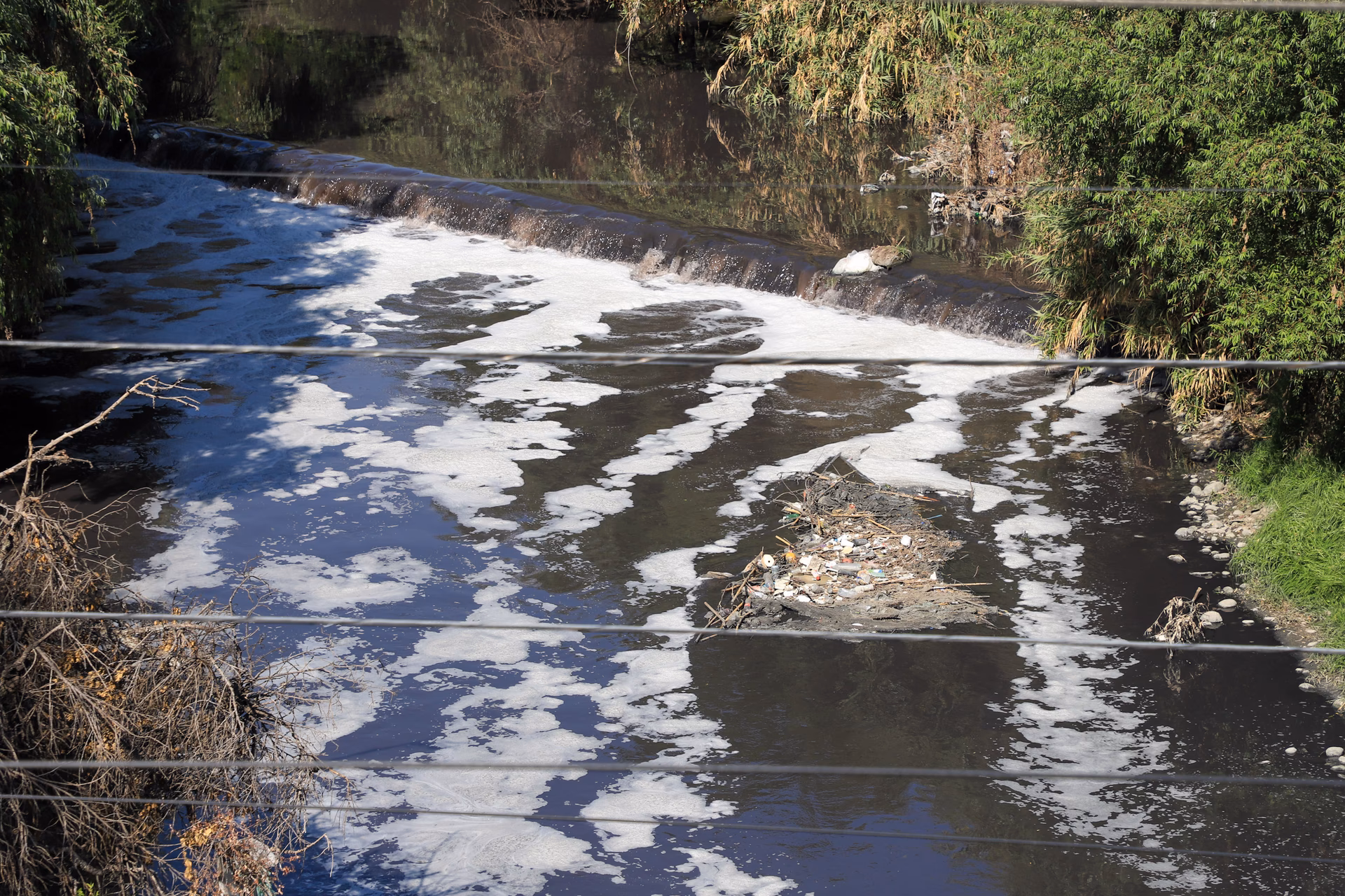 ¿Qué normativa regula la eficiencia de remoción de carga contaminante?