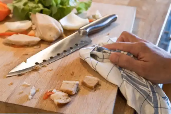 ¿Por qué el agua que se deja reposar durante largos periodos de tiempo puede contaminarse con bacterias?