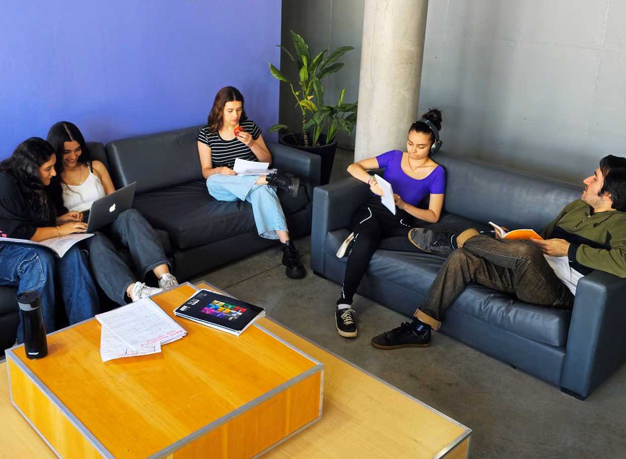 ¿Cuáles son las medidas necesarias para el tratamiento de agua en las residencias?