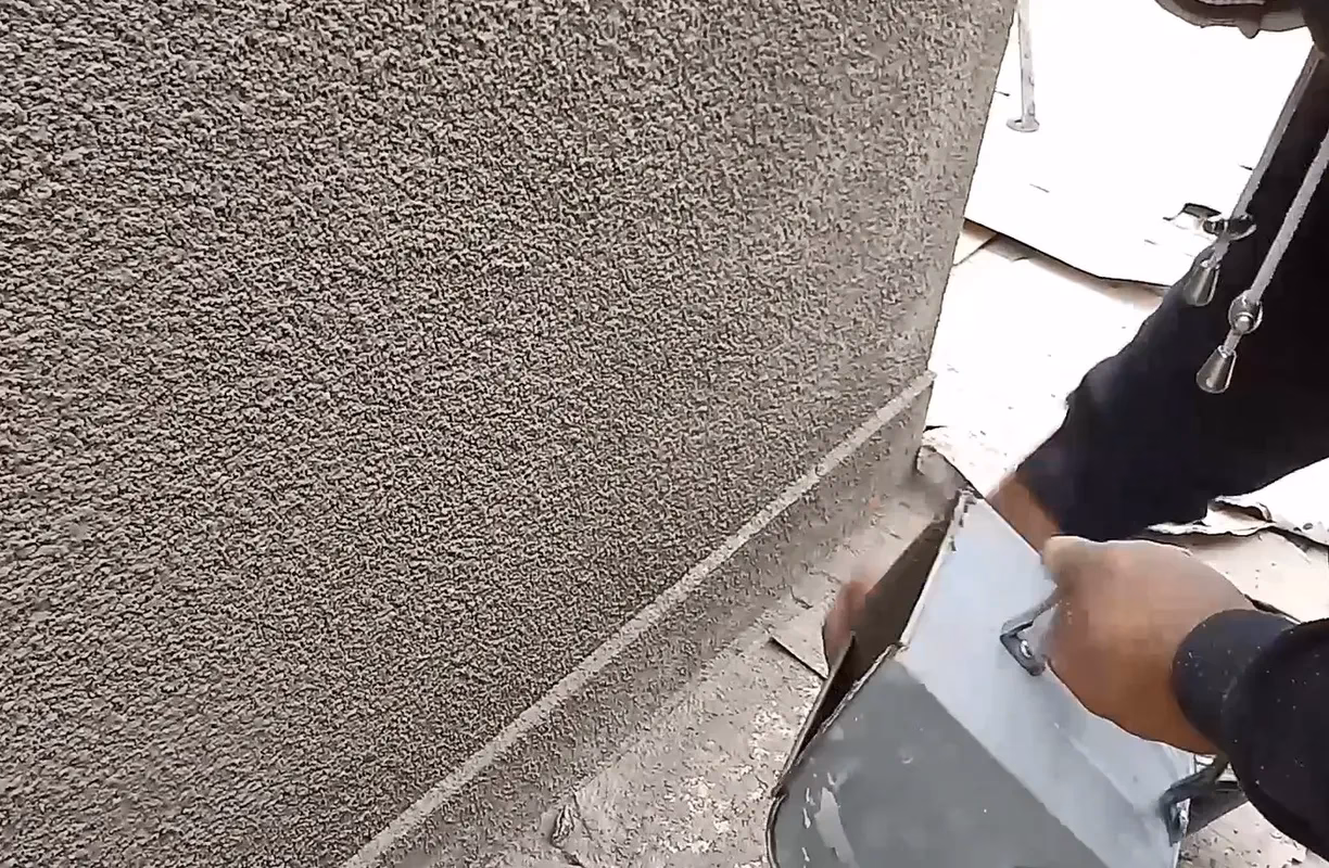 ¿Cómo se debe humedecer la pared antes de aplicar el revoco?